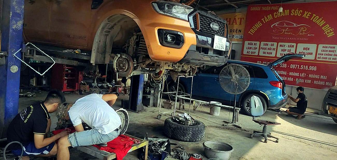 Đội kỹ thuật làm việc dưới gầm xe