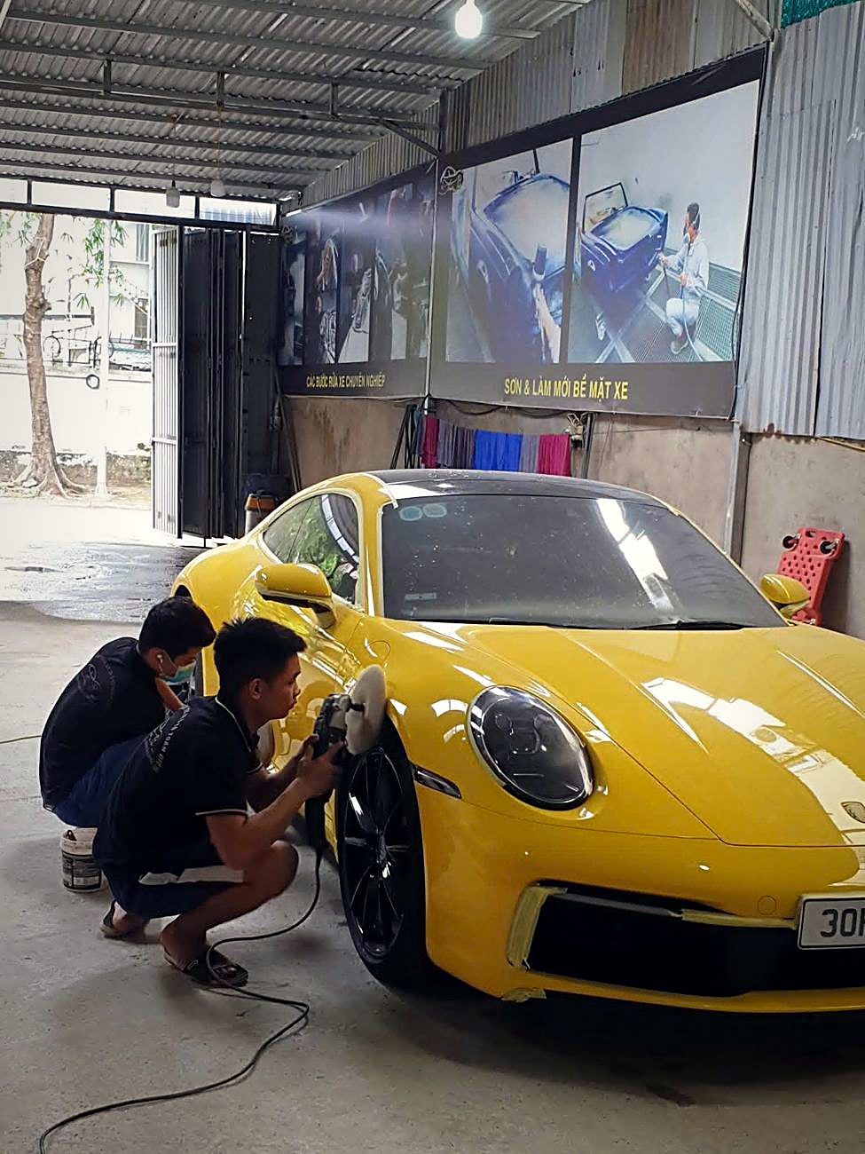 Đánh bóng Porsche 911 màu vàng
