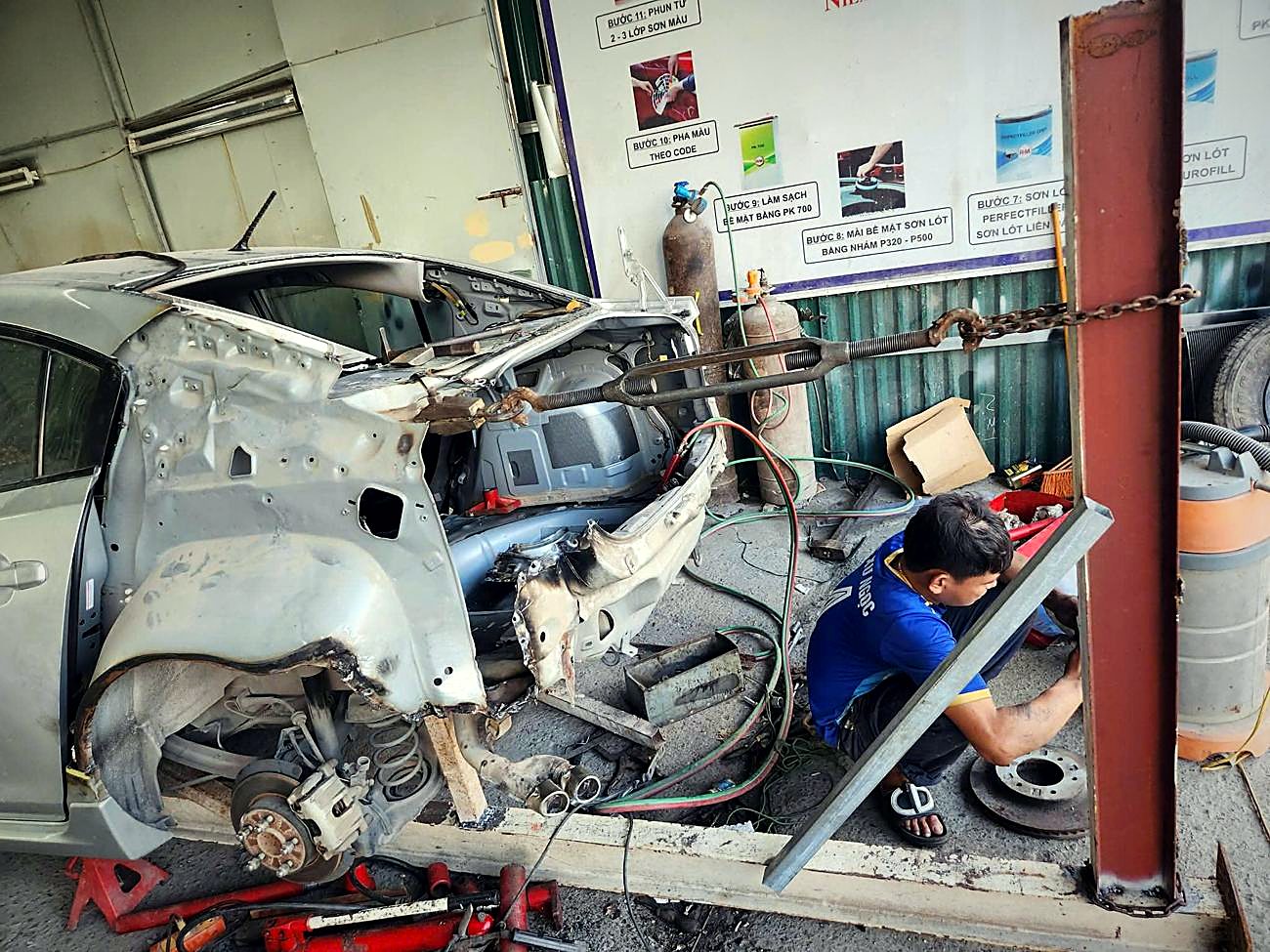 Xe tai nạn đang phục hồi thân vỏ