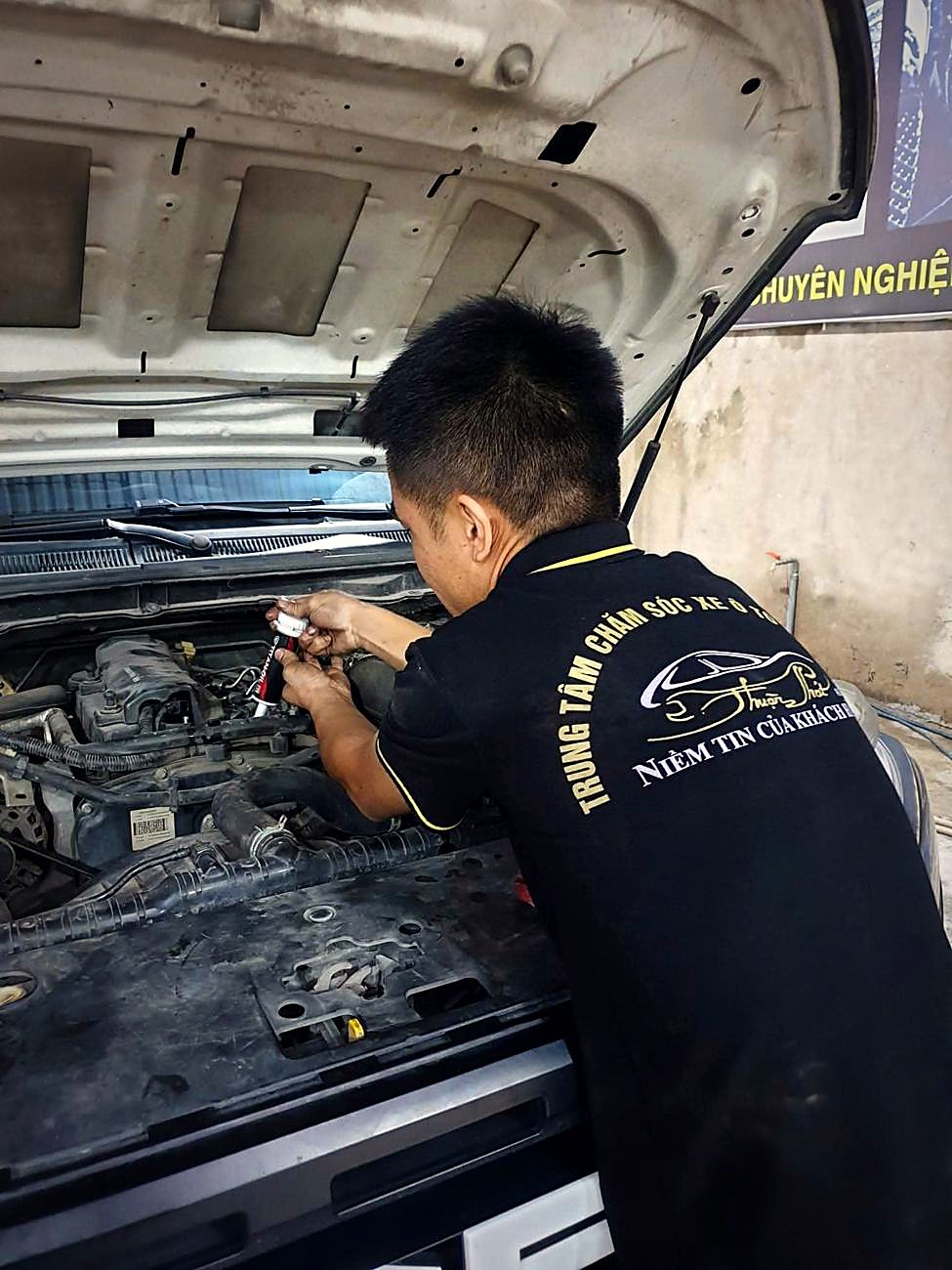 Kỹ thuật viên Thuận Phát làm việc trong khoang máy